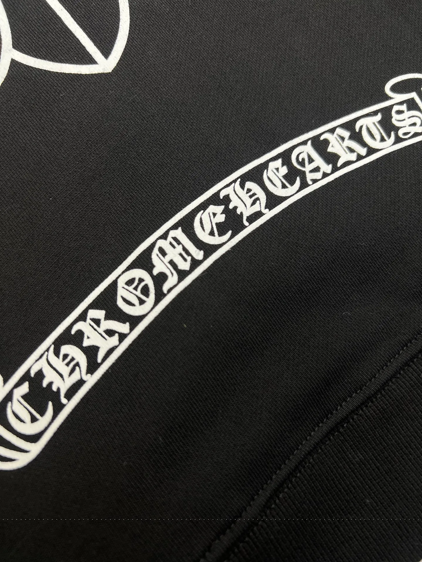 P350 𝗖𝗵𝗿𝗼𝗺𝗲 𝗛𝗲𝗮𝗿𝘁𝘀Cro Heart Pure cotton terry zipper hooded jacket High weight cotton double yarn 380g large terry fabric, fixed and dyed matching ribs, customized full set of accessories, clear letters and perfect restoration without difference. High-end atmosphere, full of class, imported rubber paddle printing graphics and customized bead blasting technology, all wiring is a special machine chain double line.  Size: M L XL XXL